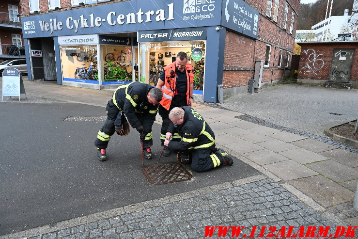 Der løb hvid væske ud i åen. Abelones Plads i Vejle. 15/11-2024. Kl. 15:05.