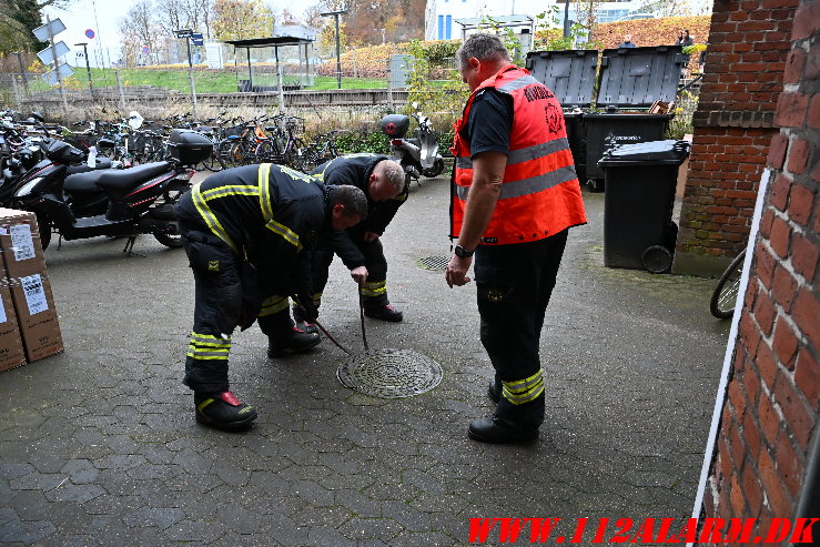 Der løb hvid væske ud i åen. Abelones Plads i Vejle. 15/11-2024. Kl. 15:05.