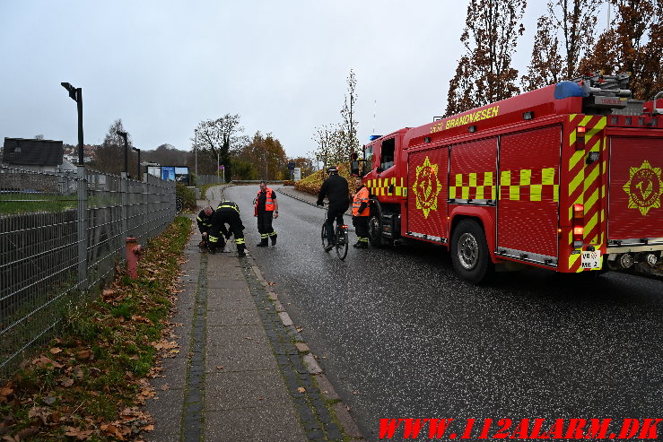 Der løb hvid væske ud i åen. Abelones Plads i Vejle. 15/11-2024. Kl. 15:05.