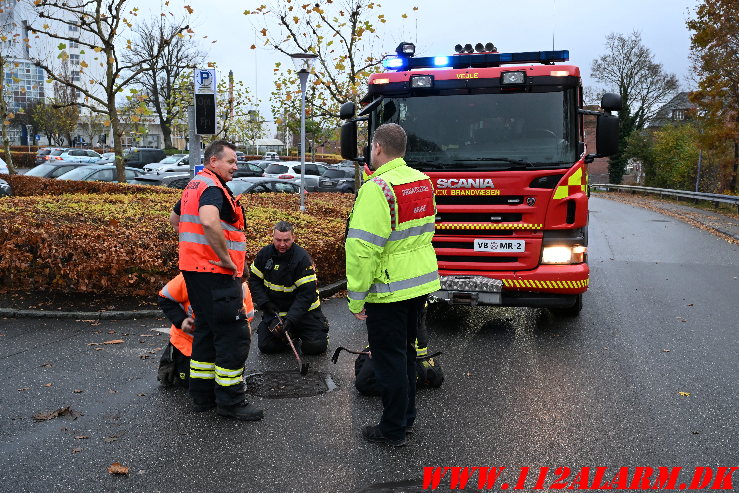 Der løb hvid væske ud i åen. Abelones Plads i Vejle. 15/11-2024. Kl. 15:05.