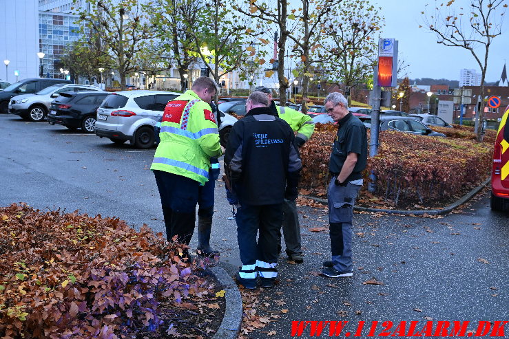 Der løb hvid væske ud i åen. Abelones Plads i Vejle. 15/11-2024. Kl. 15:05.