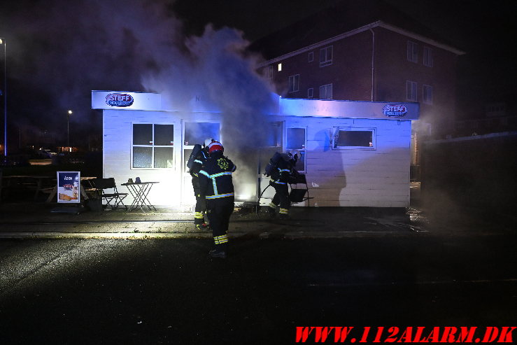 Ild i Pølsevognen. Koldingvej i Vejle. 15/11-2024. KL. 23:48.