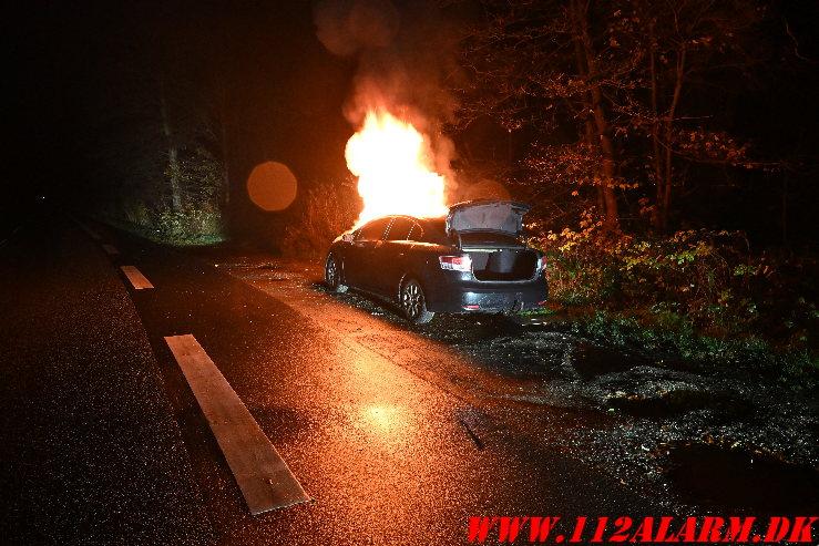 Brand i efterladt bil. Ibæk Strandvej i Vejle. 16/11-2024. Kl. 21:35.