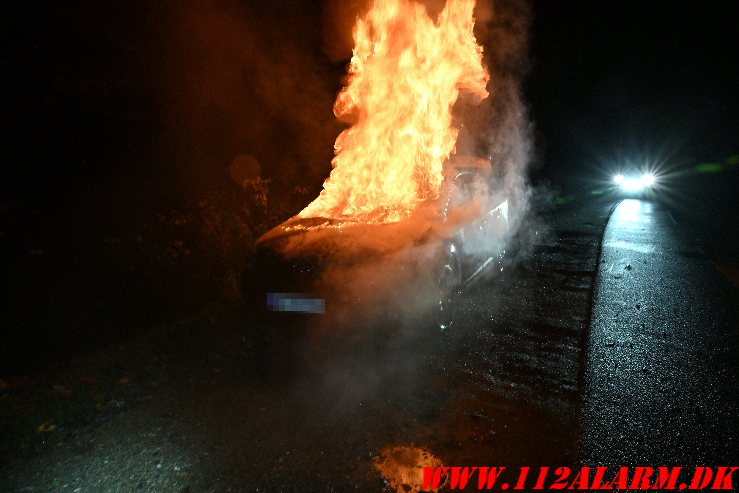 Brand i efterladt bil. Ibæk Strandvej i Vejle. 16/11-2024. Kl. 21:35.