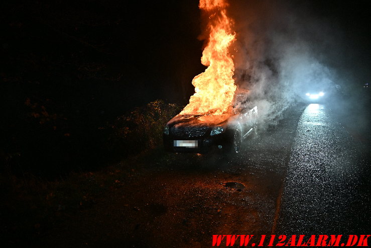 Brand i efterladt bil. Ibæk Strandvej i Vejle. 16/11-2024. Kl. 21:35.