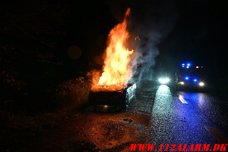 Brand i efterladt bil. Ibæk Strandvej i Vejle. 16/11-2024. Kl. 21:35.