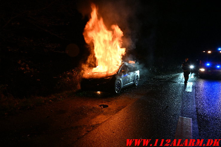 Brand i efterladt bil. Ibæk Strandvej i Vejle. 16/11-2024. Kl. 21:35.