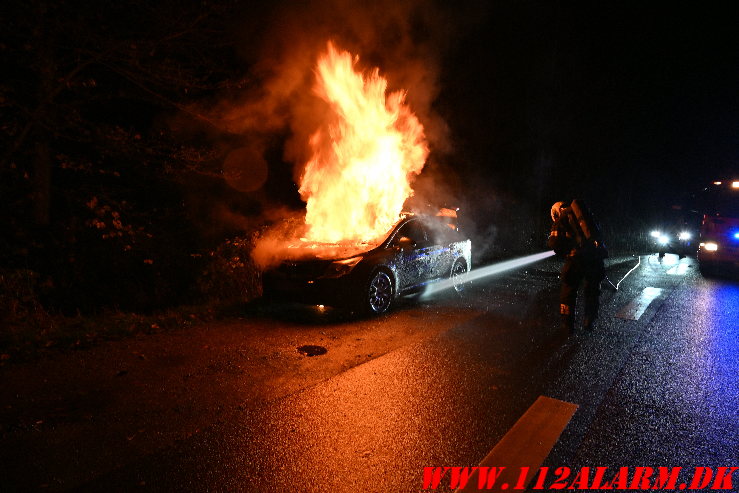 Brand i efterladt bil. Ibæk Strandvej i Vejle. 16/11-2024. Kl. 21:35.