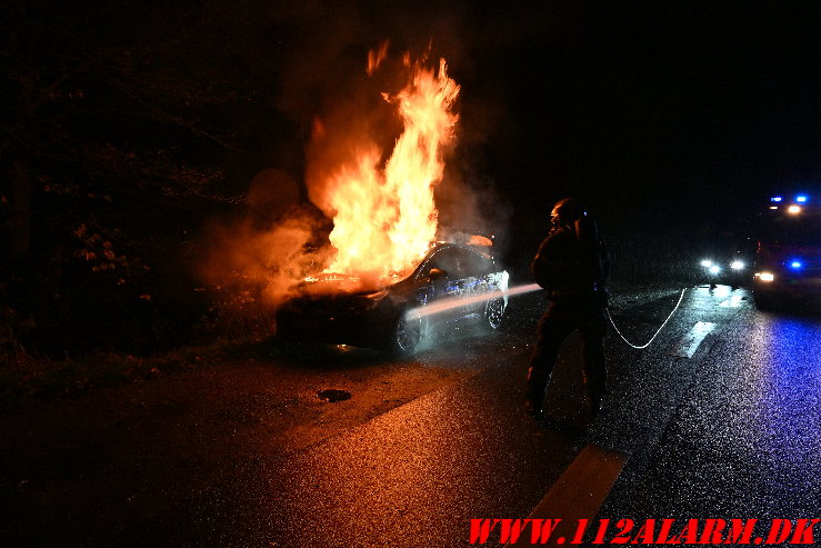 Brand i efterladt bil. Ibæk Strandvej i Vejle. 16/11-2024. Kl. 21:35.