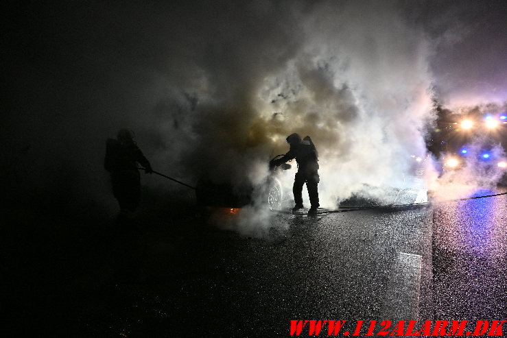 Brand i efterladt bil. Ibæk Strandvej i Vejle. 16/11-2024. Kl. 21:35.