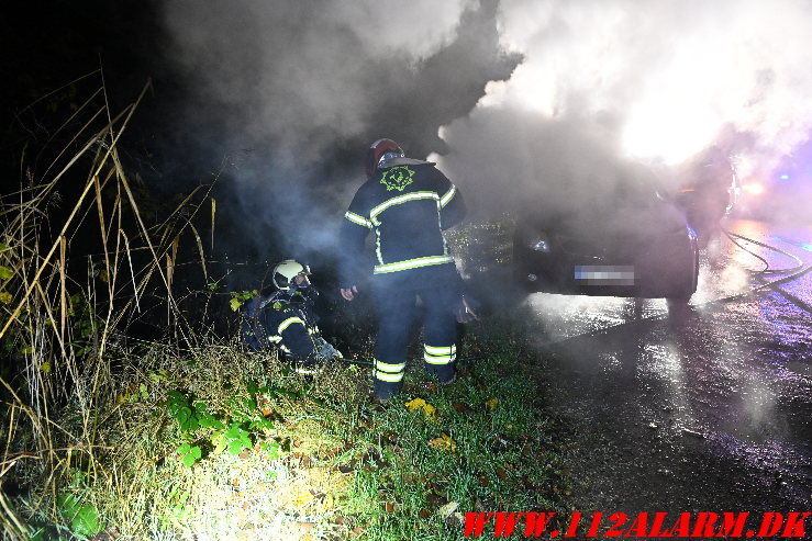 Brand i efterladt bil. Ibæk Strandvej i Vejle. 16/11-2024. Kl. 21:35.