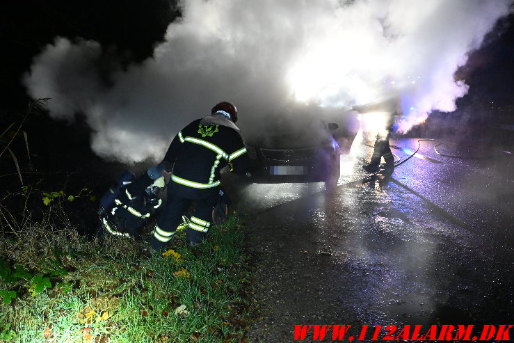 Brand i efterladt bil. Ibæk Strandvej i Vejle. 16/11-2024. Kl. 21:35.