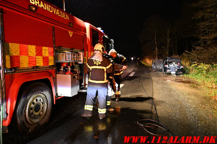 Brand i efterladt bil. Ibæk Strandvej i Vejle. 16/11-2024. Kl. 21:35.