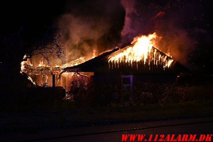 Villa var totalt overtændt ved ankomst. Snareager i Bredballe. 20/11-2024. KL. 23:48.