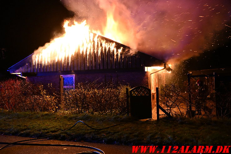 Villa var totalt overtændt ved ankomst. Snareager i Bredballe. 20/11-2024. KL. 23:48.