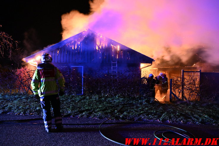 Villa var totalt overtændt ved ankomst. Snareager i Bredballe. 20/11-2024. KL. 23:48.