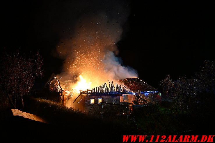 Villa var totalt overtændt ved ankomst. Snareager i Bredballe. 20/11-2024. KL. 23:48.