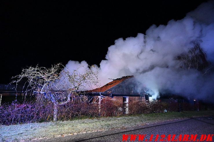 Villa var totalt overtændt ved ankomst. Snareager i Bredballe. 20/11-2024. KL. 23:48.