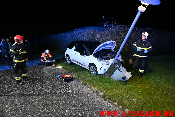 Ramte en lygtepæl. Fyrretoften i Vejle. 29/11-2024. Kl. 18:35.