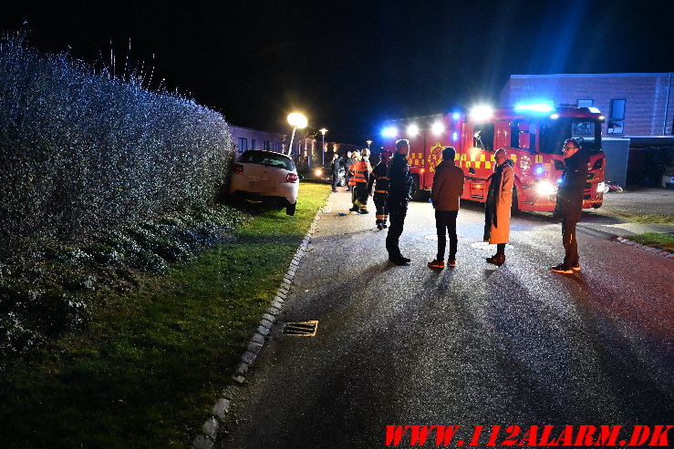 Ramte en lygtepæl. Fyrretoften i Vejle. 29/11-2024. Kl. 18:35.