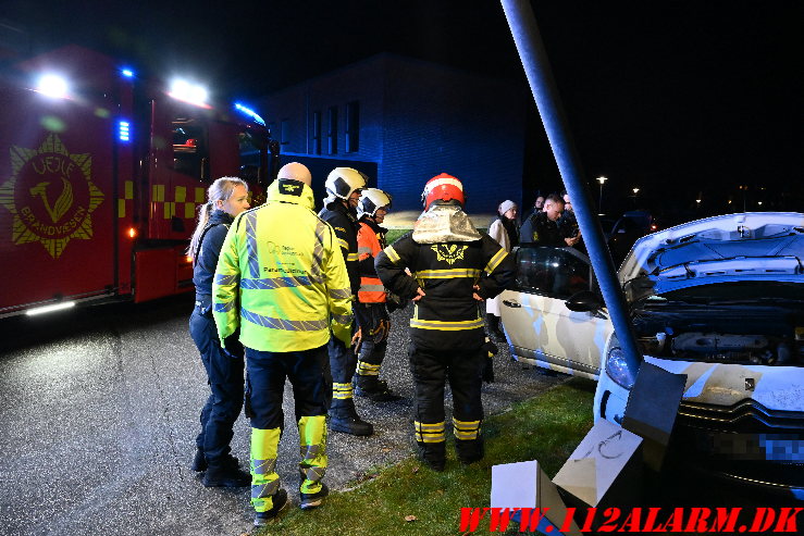 Ramte en lygtepæl. Fyrretoften i Vejle. 29/11-2024. Kl. 18:35.