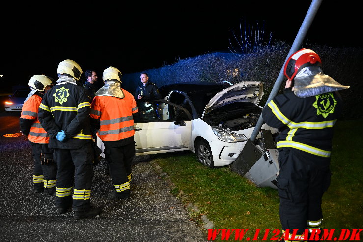 Ramte en lygtepæl. Fyrretoften i Vejle. 29/11-2024. Kl. 18:35.