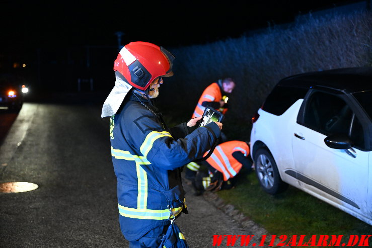 Ramte en lygtepæl. Fyrretoften i Vejle. 29/11-2024. Kl. 18:35.