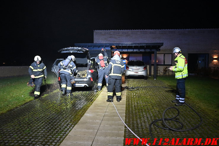 Ild i en Plug-in Hybridbil. Katrinelund i Vejle Ø. 02/12-2024. KL. 5:07.