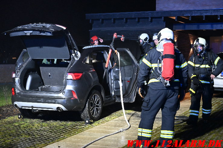 Ild i en Plug-in Hybridbil. Katrinelund i Vejle Ø. 02/12-2024. KL. 5:07.