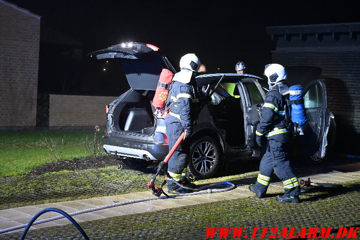 Ild i en Plug-in Hybridbil. Katrinelund i Vejle Ø. 02/12-2024. KL. 5:07.