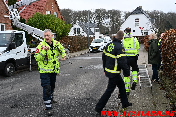 En person måtte hjælpes ned. Hyldevej i Vejle. 05/12-2024. Kl. 11:04.