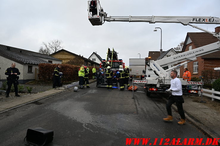 En person måtte hjælpes ned. Hyldevej i Vejle. 05/12-2024. Kl. 11:04.