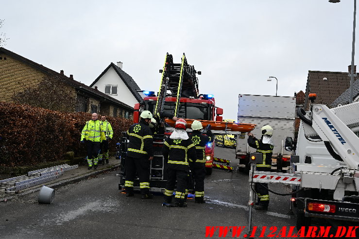 En person måtte hjælpes ned. Hyldevej i Vejle. 05/12-2024. Kl. 11:04.