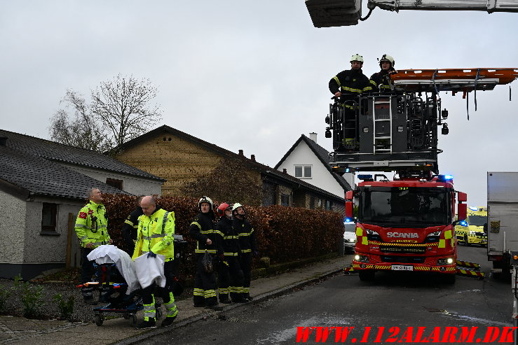 En person måtte hjælpes ned. Hyldevej i Vejle. 05/12-2024. Kl. 11:04.