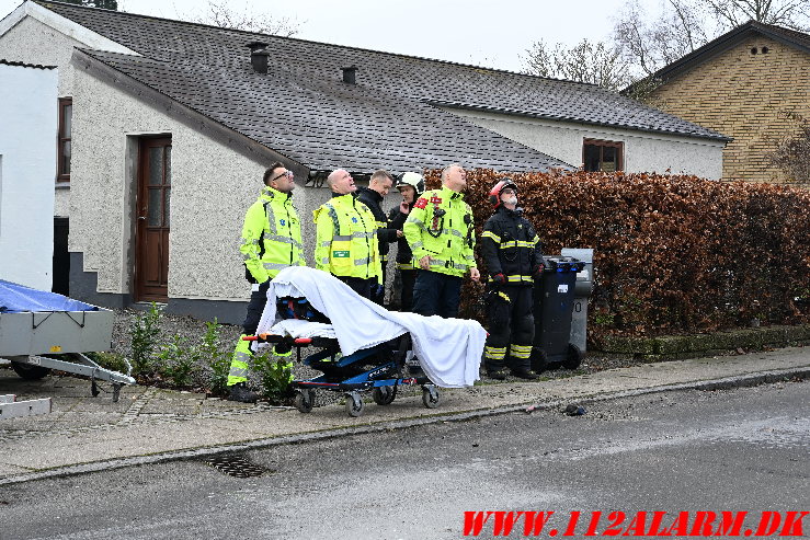 En person måtte hjælpes ned. Hyldevej i Vejle. 05/12-2024. Kl. 11:04.