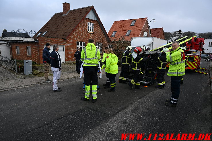 En person måtte hjælpes ned. Hyldevej i Vejle. 05/12-2024. Kl. 11:04.