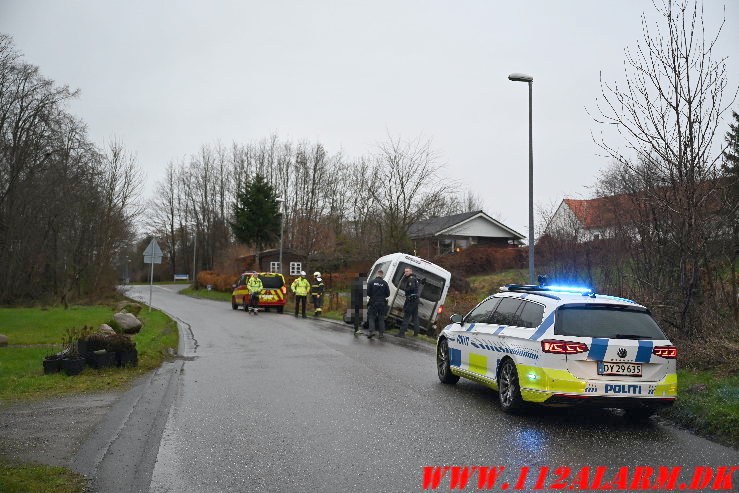 Flextrafik kom lidt for langt ud i rabatten. Jennumvej ved Skibet. 19/12-2024. Kl. 09:23.