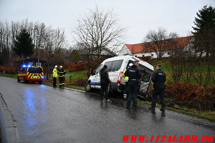 Flextrafik kom lidt for langt ud i rabatten. Jennumvej ved Skibet. 19/12-2024. Kl. 09:23.