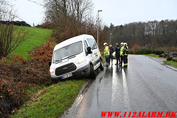 Flextrafik kom lidt for langt ud i rabatten. Jennumvej ved Skibet. 19/12-2024. Kl. 09:23.