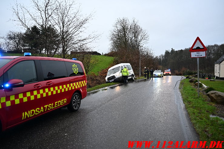 Flextrafik kom lidt for langt ud i rabatten. Jennumvej ved Skibet. 19/12-2024. Kl. 09:23.