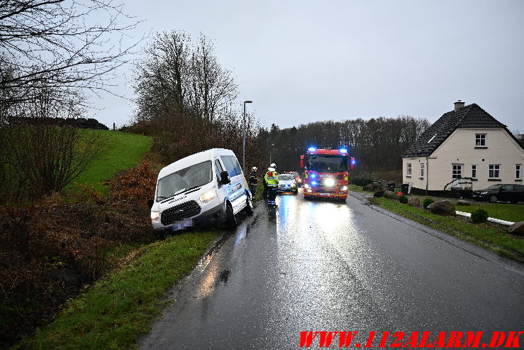 Flextrafik kom lidt for langt ud i rabatten. Jennumvej ved Skibet. 19/12-2024. Kl. 09:23.