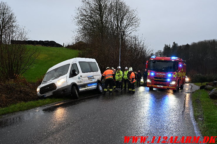 Flextrafik kom lidt for langt ud i rabatten. Jennumvej ved Skibet. 19/12-2024. Kl. 09:23.