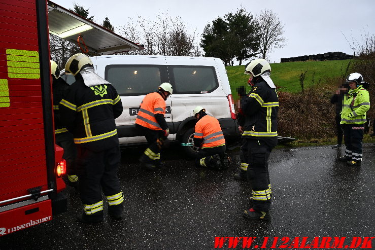 Flextrafik kom lidt for langt ud i rabatten. Jennumvej ved Skibet. 19/12-2024. Kl. 09:23.