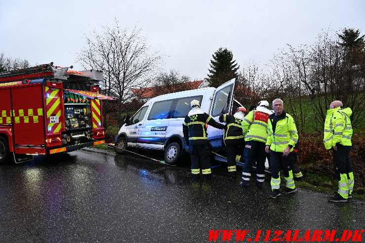 Flextrafik kom lidt for langt ud i rabatten. Jennumvej ved Skibet. 19/12-2024. Kl. 09:23.