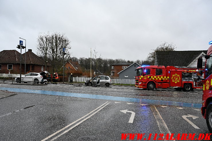 Der gik ild i bilen ved sammenstødet. Fredericiavej i Vejle. 30/12-2024. Kl. 11:02.