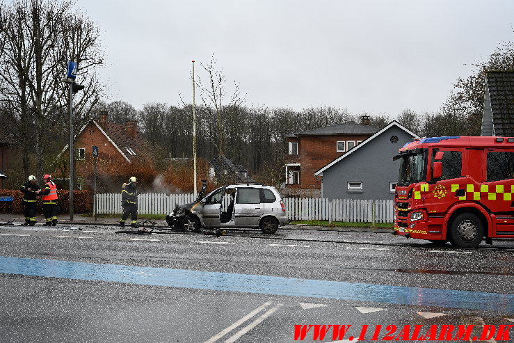 Der gik ild i bilen ved sammenstødet. Fredericiavej i Vejle. 30/12-2024. Kl. 11:02.