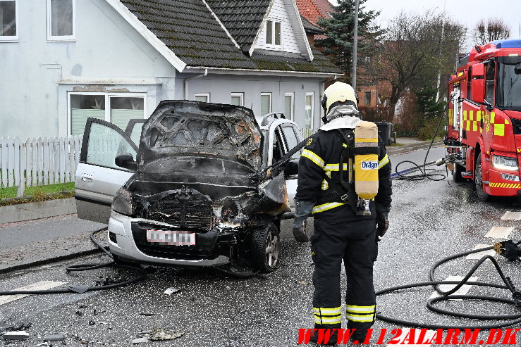 Der gik ild i bilen ved sammenstødet. Fredericiavej i Vejle. 30/12-2024. Kl. 11:02.