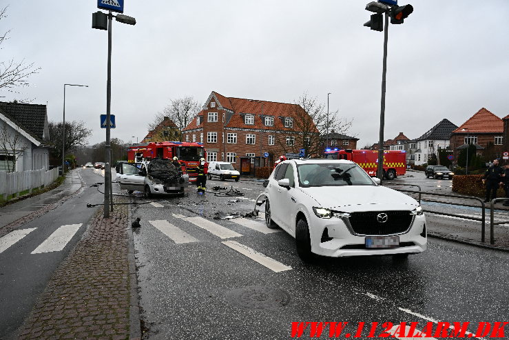 Der gik ild i bilen ved sammenstødet. Fredericiavej i Vejle. 30/12-2024. Kl. 11:02.