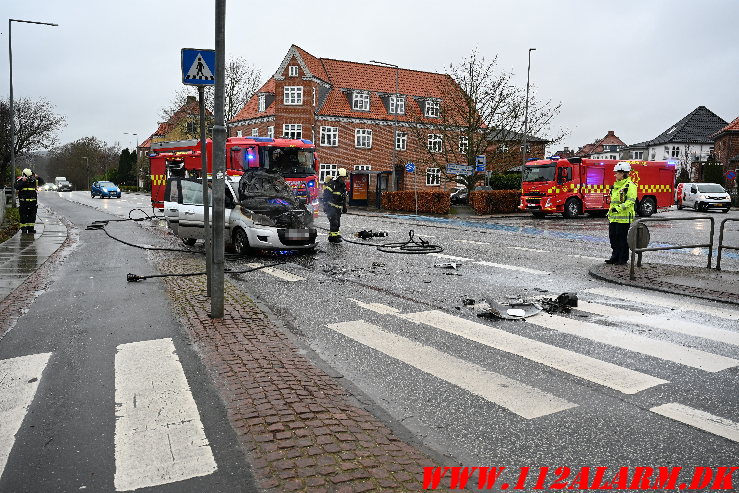 Der gik ild i bilen ved sammenstødet. Fredericiavej i Vejle. 30/12-2024. Kl. 11:02.