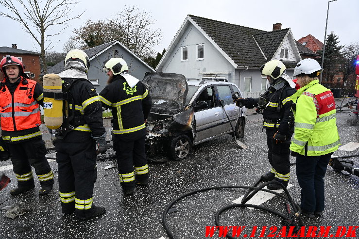 Der gik ild i bilen ved sammenstødet. Fredericiavej i Vejle. 30/12-2024. Kl. 11:02.